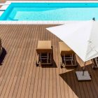Tarima de composite para piscina exterior