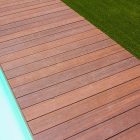 combinar la tarima sintética de exterior con césped artificial