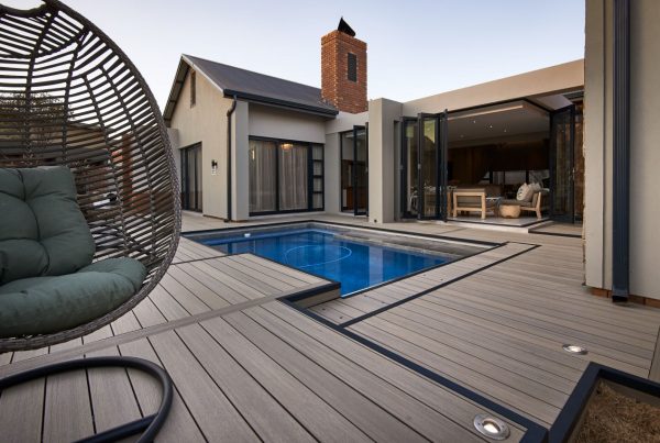 Mantenimiento y limpieza de las tarimas sintéticas de exterior