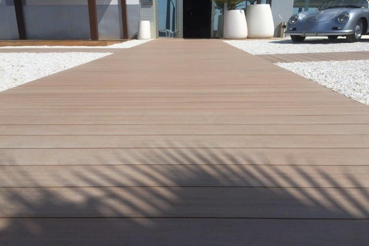 Tarimas tecnológicas de exterior: ventajas e inconvenientes